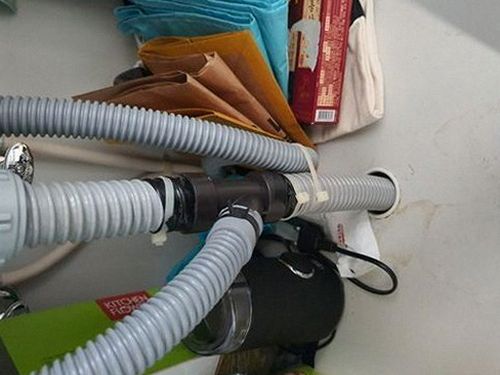 일원동 하수구막힘 배수구 주변과 연결 호스 상태를 확인하는 모습